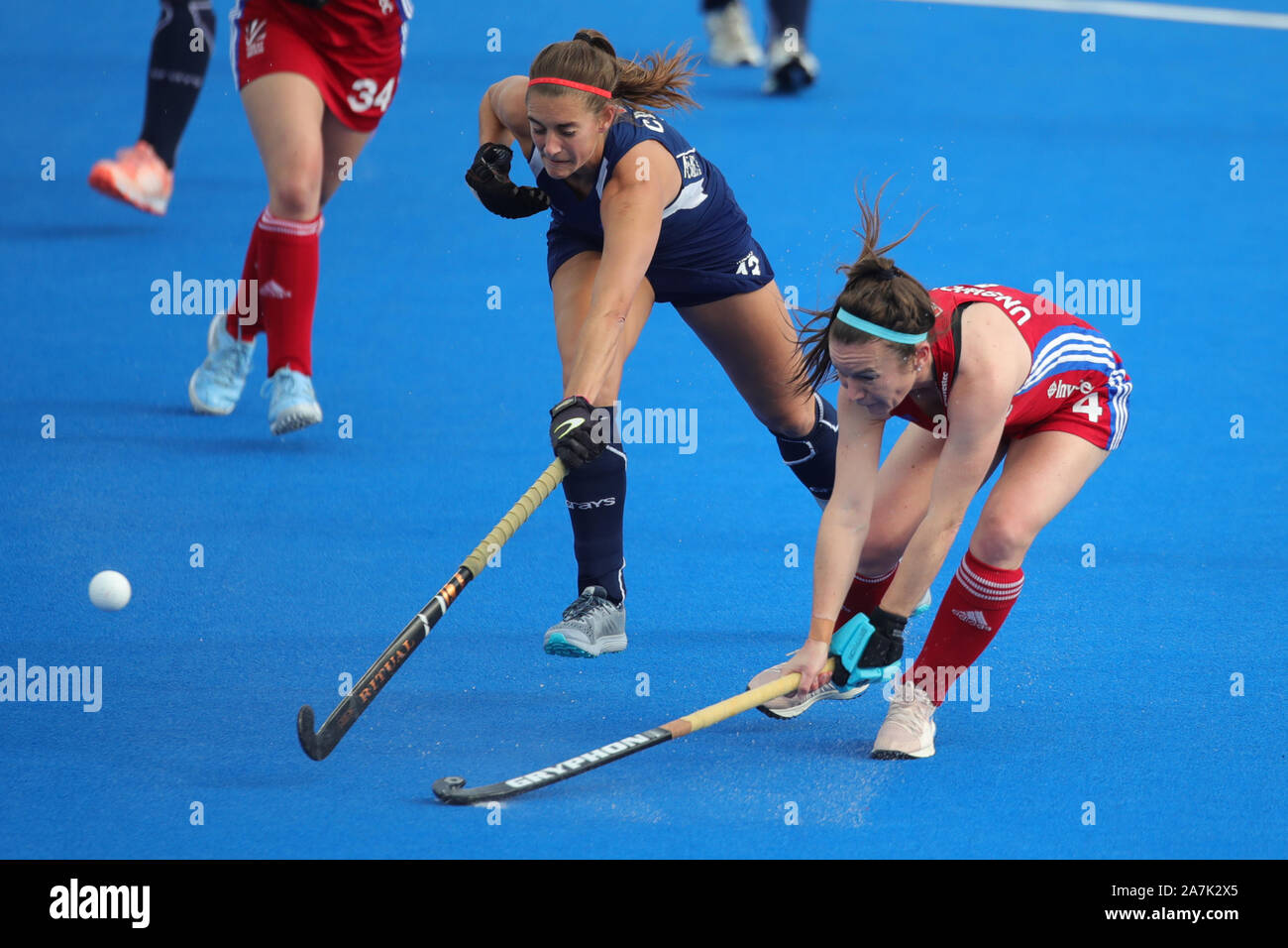 Gran Bretagna Laura Unsworth germogli e punteggi suoi lati secondo obiettivo del gioco durante il connettore FIH Hockey qualificatore olimpico a Lee Valley Hockey e Tennis Centre di Londra. Foto Stock