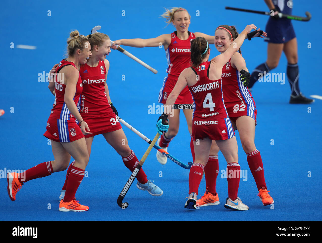 Laura Unsworth, la Gran Bretagna, festeggia il secondo obiettivo del gioco durante il torneo di qualificazione olimpica FIH Hockey al Lee Valley Hockey and Tennis Center di Londra. Foto Stock