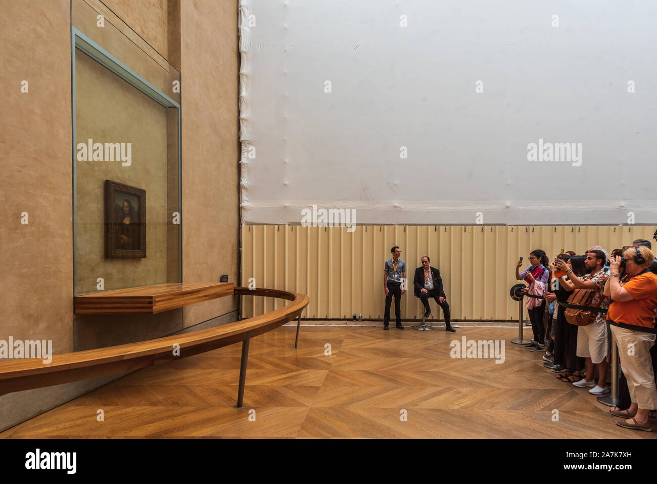Visitatori guardano la Mona Lisa dietro il vetro a prova di proiettile, da Leonardo da Vinci, 1519 Musee du Louvre, Parigi, Francia, Europa Foto Stock
