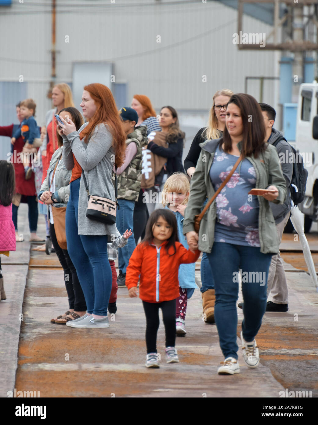 Yokosuka, Giappone. 03 Nov, 2019. Sailor's famiglia dall'USS John S. McCain (DDG-56) sono visibili in attesa per le attività della flotta Yokosuka a Yokosuka, Kanagawa-Prefecture, Giappone Domenica, 3 novembre 2019. McCain è stato in manutenzione a partire dalla metà di dicembre del 2017 dopo un mese di agosto 21, 2017, la collisione tra la nave e la nave chimichiera Alnic MC che ha provocato la morte di 10 marinai. Foto di MORI Keizo/UPI Credito: UPI/Alamy Live News Foto Stock