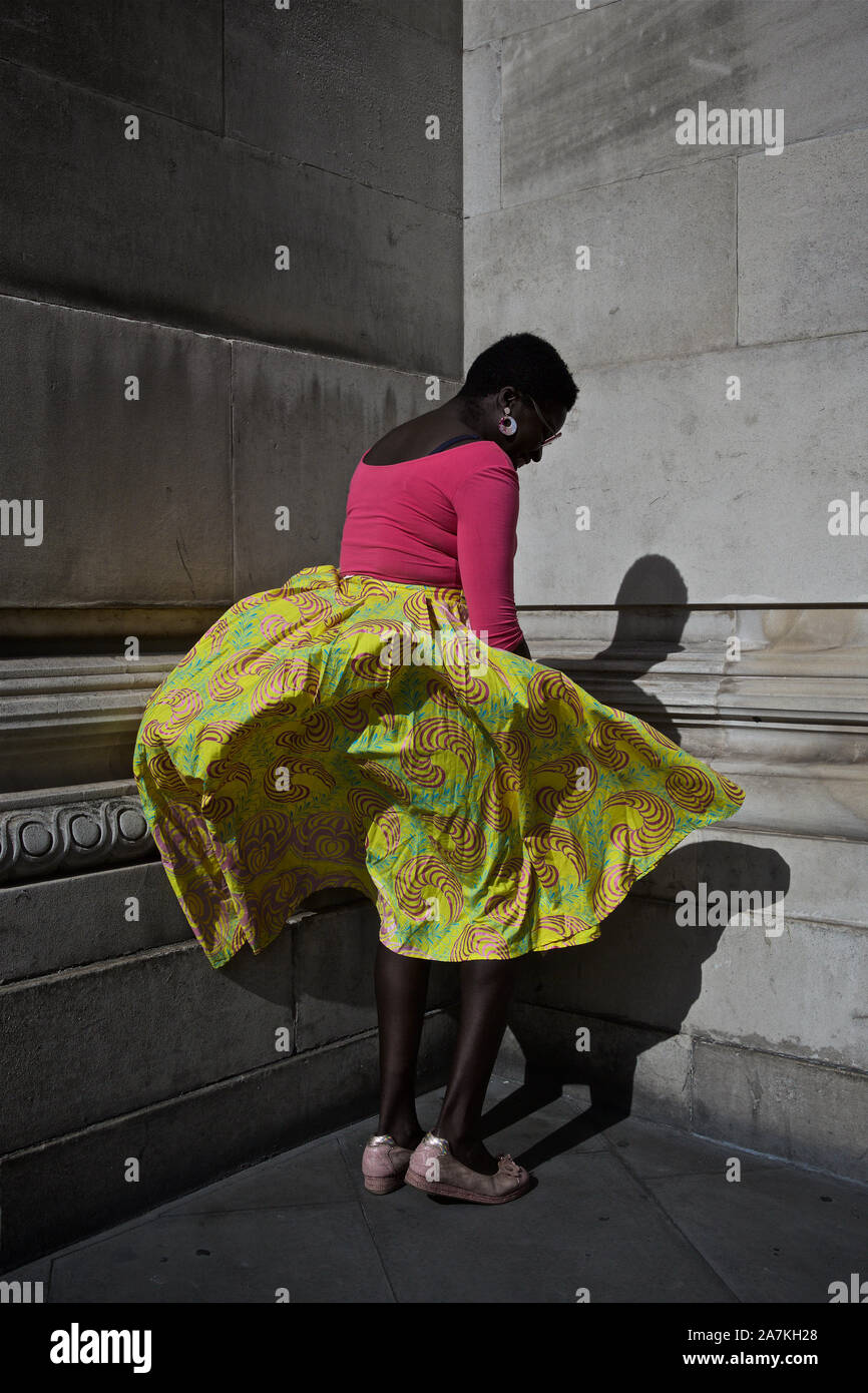 London, Uk Africa Fashion Week 2019. I seguaci della moda e i modelli posano per la telecamera nella Freemasons Hall di Holborn, Londra. Foto Stock