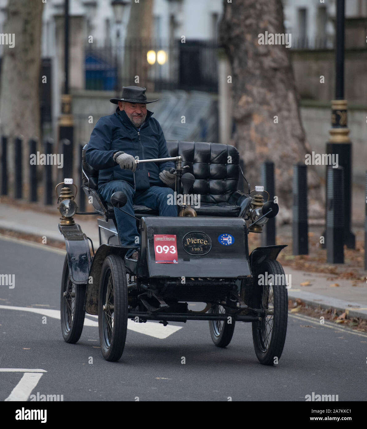 Whitehall, Londra, Regno Unito. Il 3 novembre 2019. Il 123º anniversario Bonhams Londra a Brighton Veteran Car Run arrivano a Whitehall sul percorso a Brighton Foto Stock