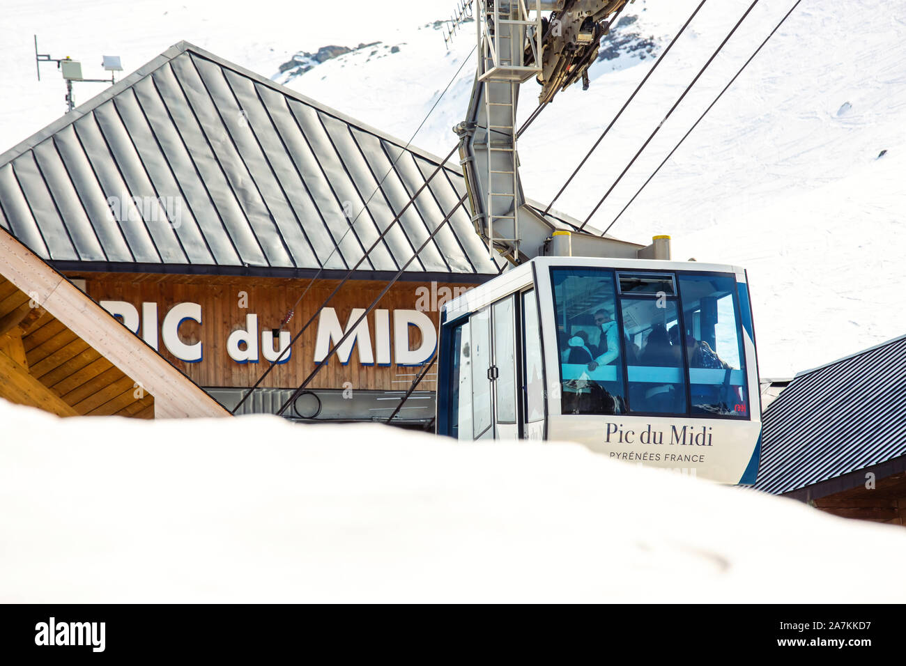 La Mongie, Francia - 23 Marzo 2019:Il cavo auto da La Mongie con turisti all'interno verso il basso dal Pic du Midi ad una altitudine di 2900 metri Foto Stock