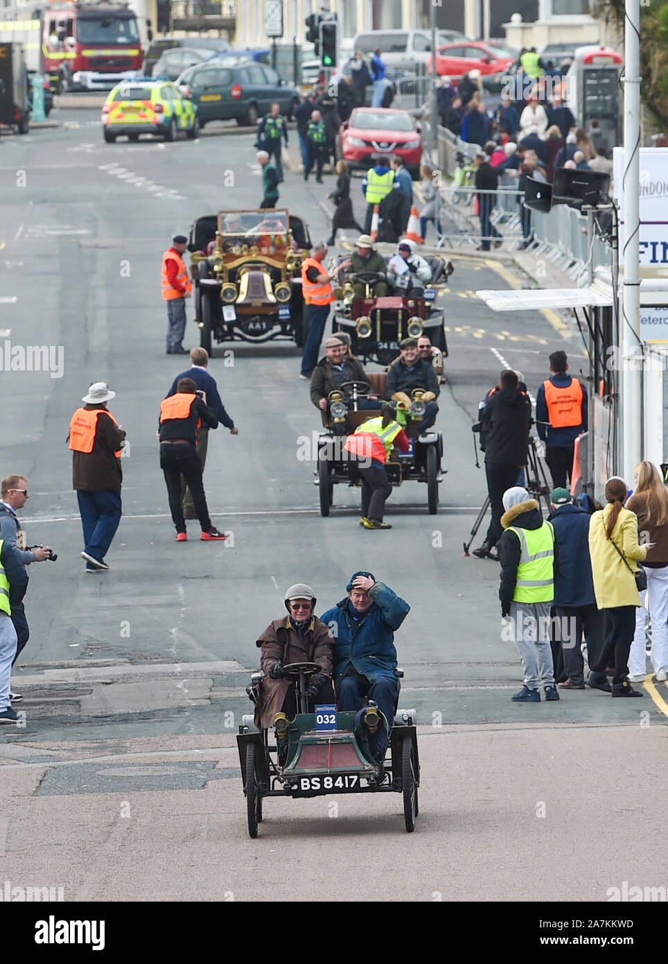 Brighton Regno Unito 3 Novembre 2019 - Veicoli a testa in giù a Madera Drive in Brighton per la finitura del Bonhams Londra a Brighton Veteran Car Run. Oltre 400 pre-1905 auto off set da Hyde Park Londra questa mattina e finire a Brighton il Madeira Drive sul lungomare : credito Simon Dack / Alamy Live News Foto Stock