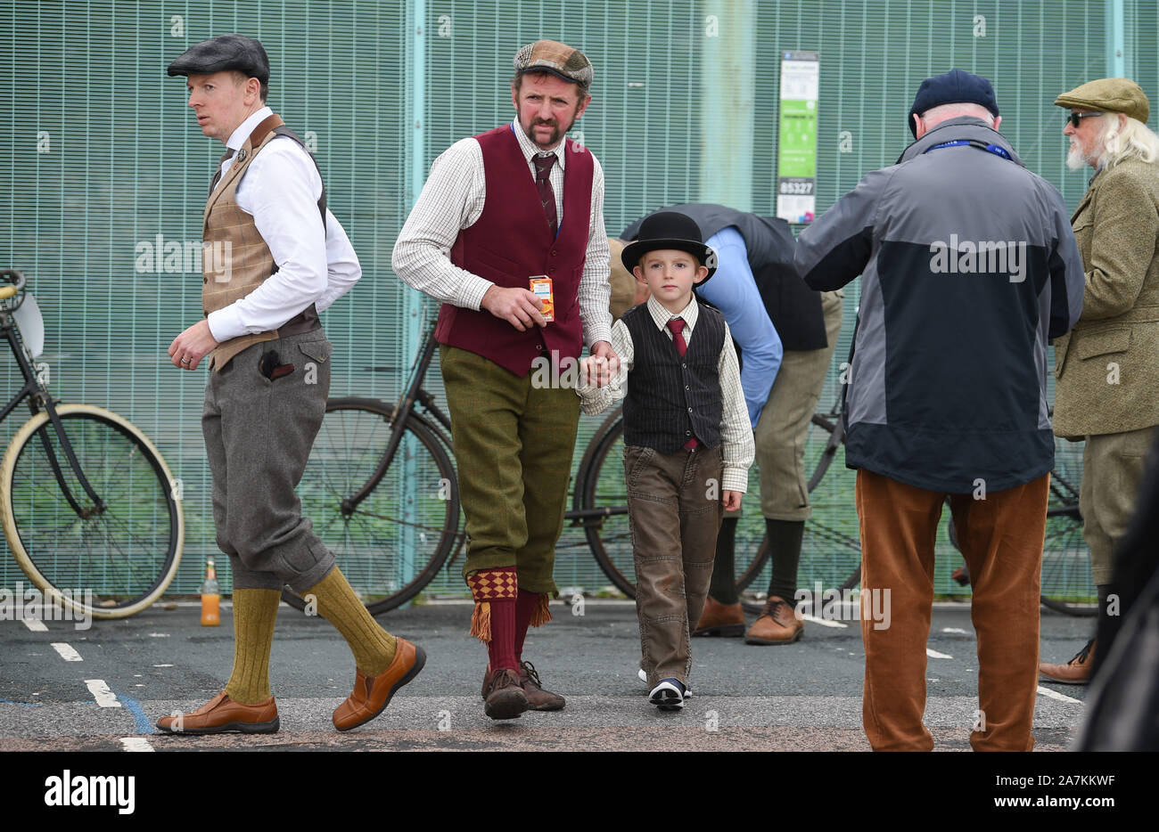 Brighton Regno Unito 3 Novembre 2019 - un sacco di costumi tradizionali al fine di Bonhams Londra a Brighton Veteran Car Run in Madeira Drive. Oltre 400 pre-1905 auto off set da Hyde Park Londra questa mattina e finire a Brighton il Madeira Drive sul lungomare : credito Simon Dack / Alamy Live News Foto Stock