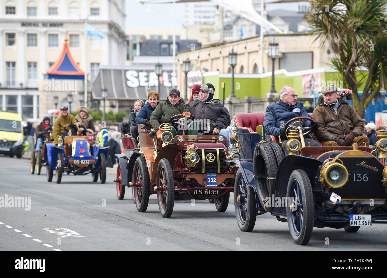 Brighton Regno Unito 3 Novembre 2019 - Veicoli a testa in giù a Madera Drive in Brighton per la finitura del Bonhams Londra a Brighton Veteran Car Run. Oltre 400 pre-1905 auto off set da Hyde Park Londra questa mattina e finire a Brighton il Madeira Drive sul lungomare : credito Simon Dack / Alamy Live News Foto Stock