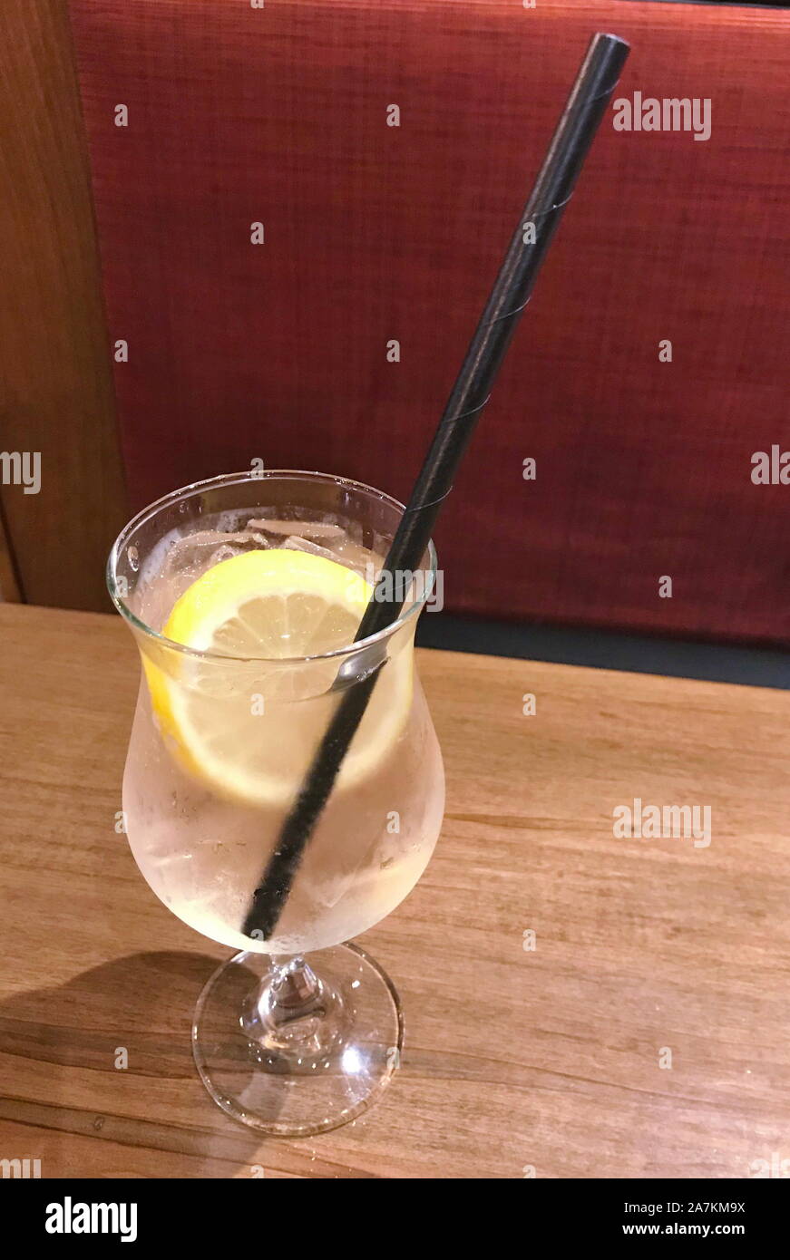 Libero di plastica, carta nera di paglia, ristorante drink, sul tavolo di legno, chalet Svizzero, Halifax, NS, Canada Foto Stock