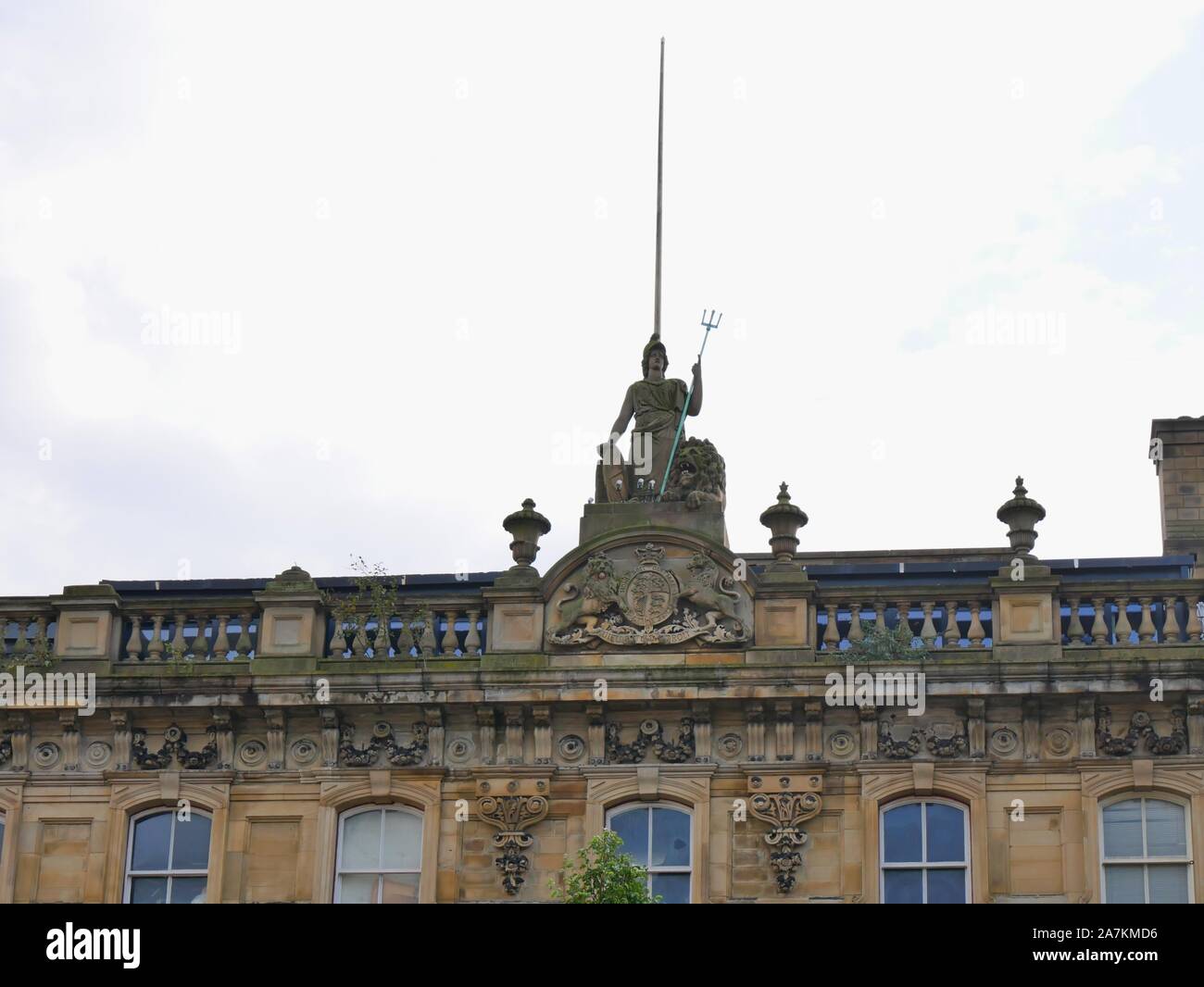 In pietra scolpita Britannia sulla sommità della Britannia edificio in st Georges Square dalla stazione ferroviaria di Huddersfield nello Yorkshire Inghilterra Foto Stock