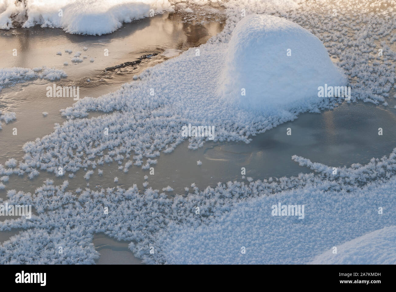 I cristalli di ghiaccio sul flusso di surgelati, Scotland, Regno Unito. Foto Stock