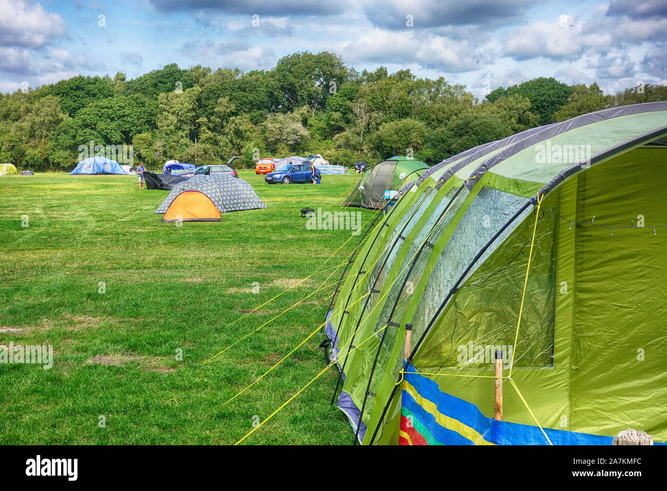 Norden, Inghilterra - 29 AGO 2018: tende colorate su un campo verde  campeggio sotto il blu cielo nuvoloso, con persone campeggio e mettere le  loro tenda Foto stock - Alamy
