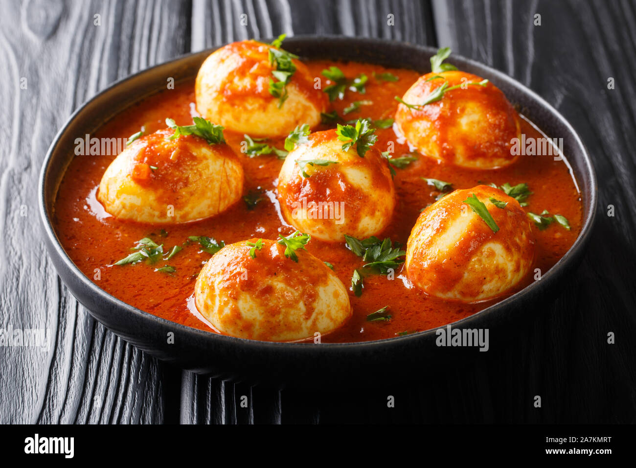 A sud di stile indiano Curry di uova ricetta close-up in una piastra sul tavolo orizzontale. Foto Stock