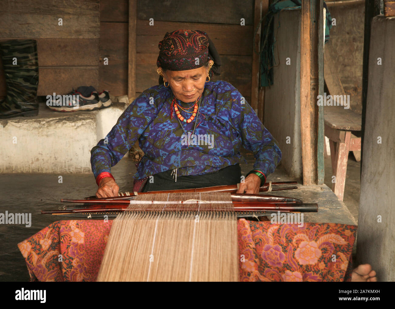 Una donna Gurung tesse usando un metodo tradizionale, Sikles, Nepal. Foto Stock