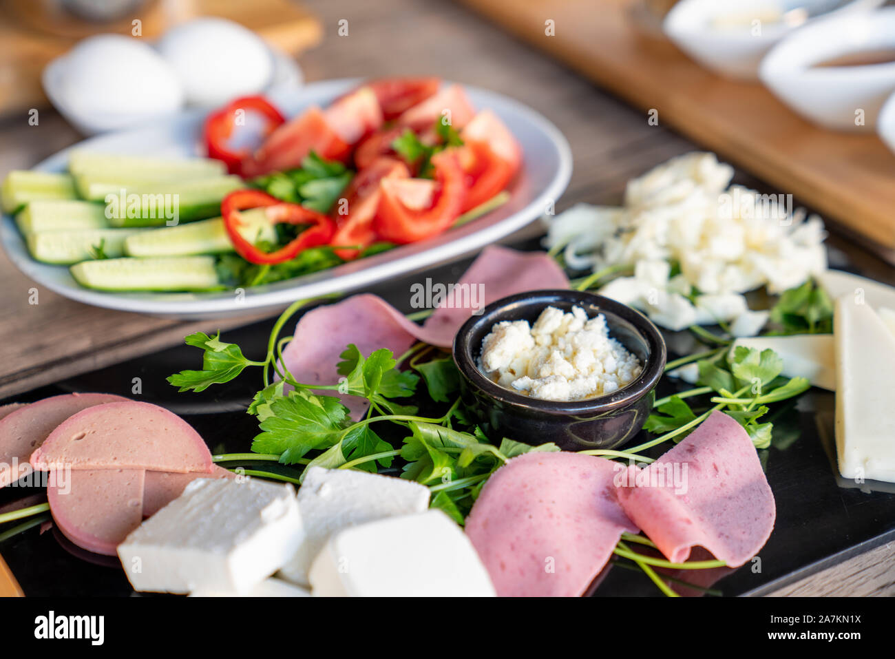 Preparazione di una ricca colazione mediterranea per una vita sana. Foto Stock