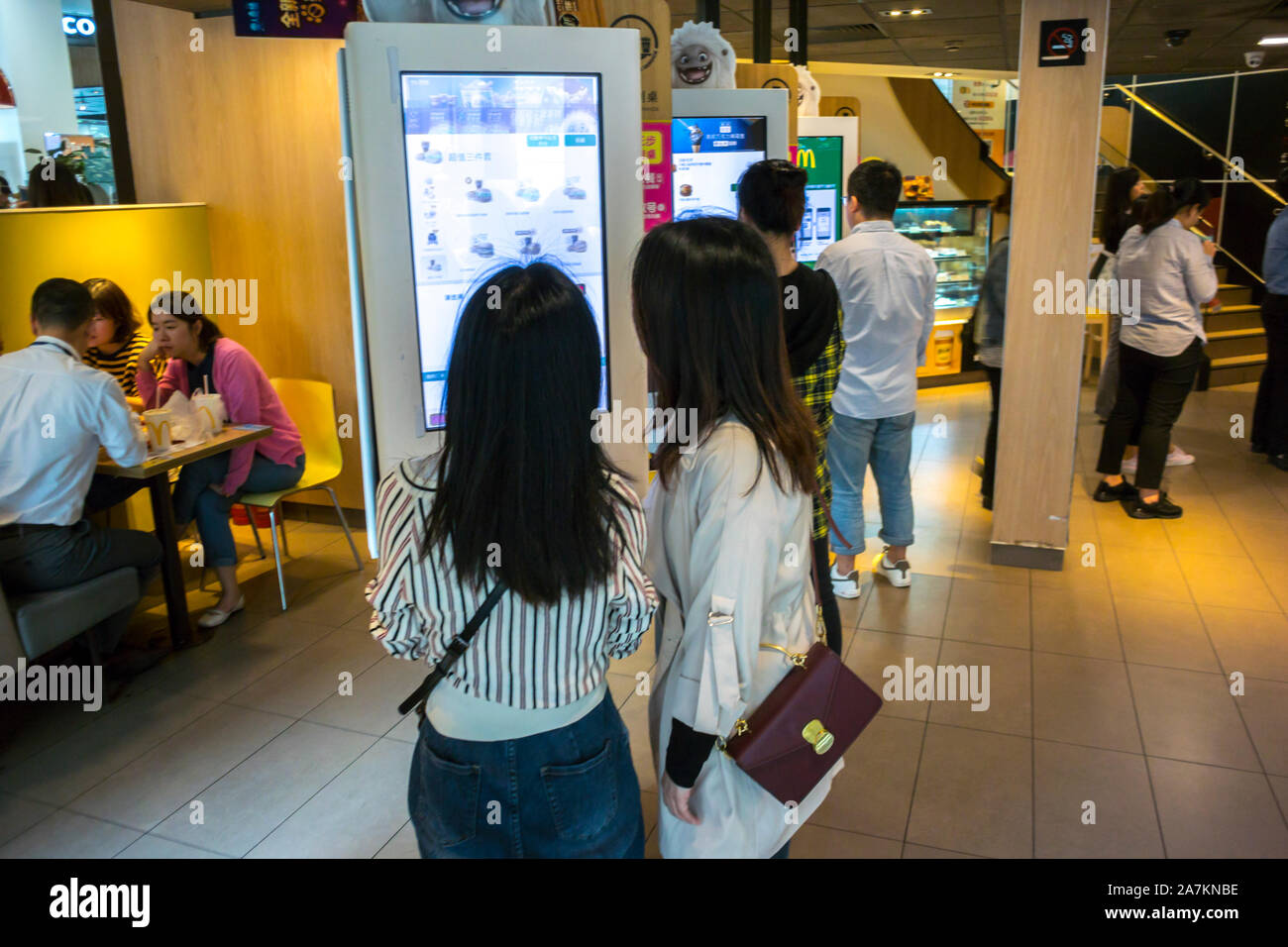 Shanghai, Cina, ristorante cinese per giovani donne all'interno del McDonald's, fast food, negozi per adolescenti, negozi con pagamenti mobili, check-out self-service, gruppo di adolescenti, asia della classe media, vita quotidiana di shanghai Foto Stock
