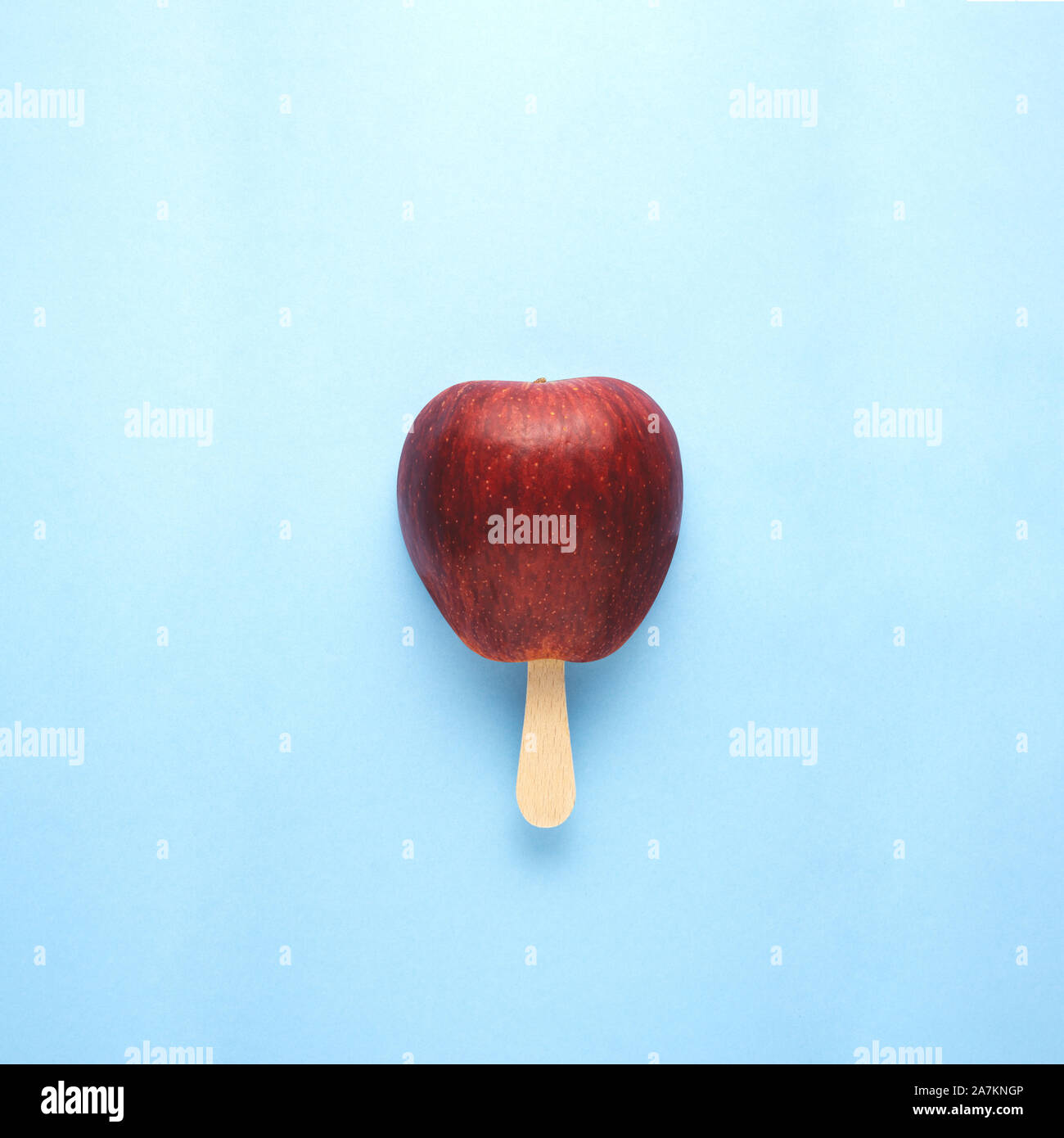 Concetto creativo ancora vita dieta alimentare Salute Foto di apple di frutta sul bastone in forma di gelati ghiaccioli su sfondo blu. Foto Stock