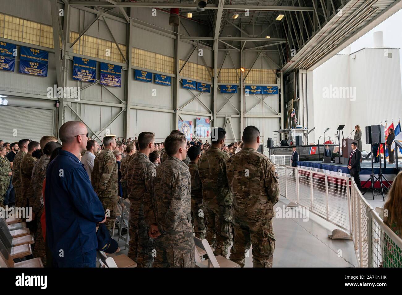 U.S prima signora Melania Trump indirizzi di membri di servizio durante una visita alla base comune Charleston con Karen Pence, moglie del Vice Presidente Mike Pence, Ottobre 30, 2019 a Charleston, Carolina del Sud. La First Lady ha visitato una scuola per famiglie militari poi affrontato i soldati alla base. Foto Stock