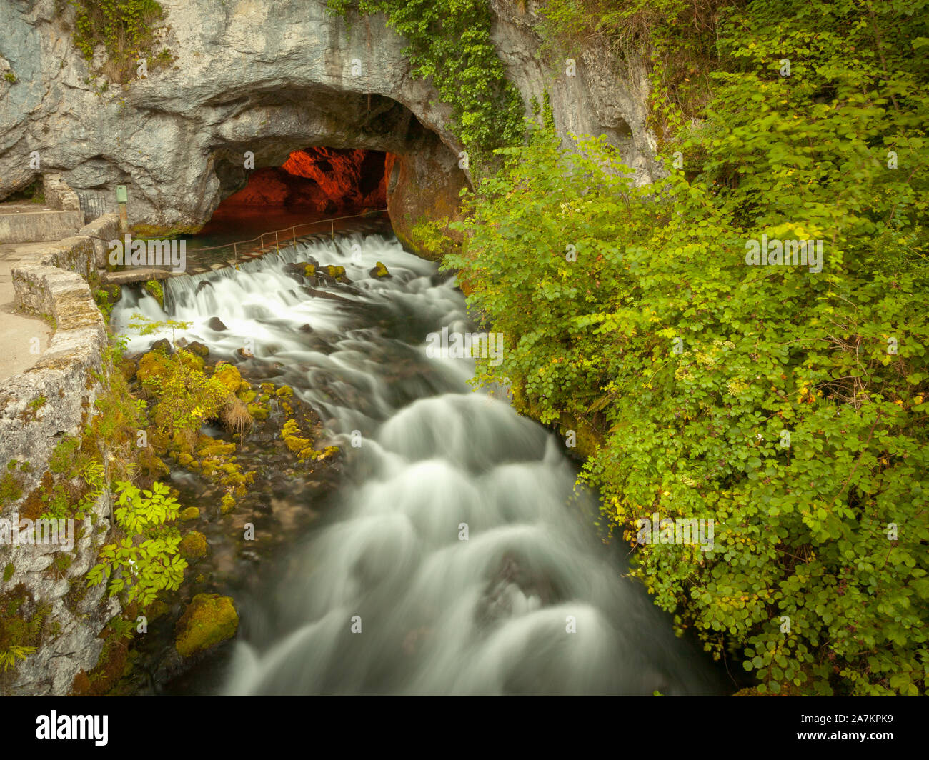 Una vista del famoso fenomeni naturali, Fontaine de Fontestorbes in Ariège, Francia Foto Stock