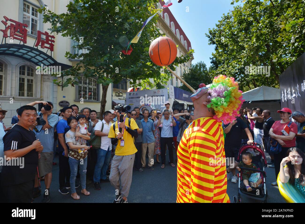 La gente a prendere le foto di un clown al 2019 Cultura tedesca settimana e 9 tedesco Fiera a Qingdao, Cina orientale della provincia di Shandong, 5 settembre Foto Stock