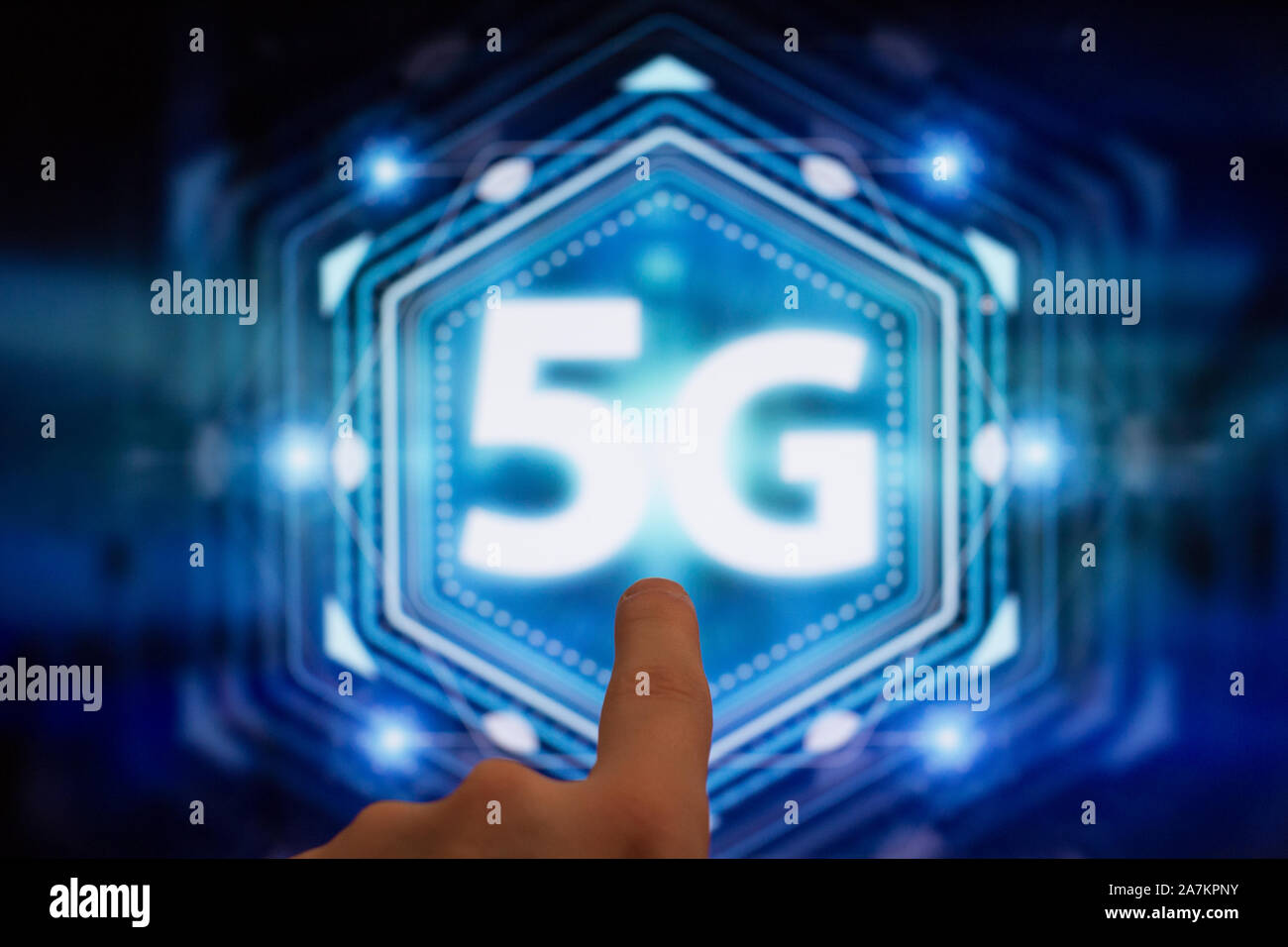 L'uomo premendo il touch screen inteface dal dito e selezionare il pulsante 5g, Los Angeles, California - 25.10.2019 Foto Stock