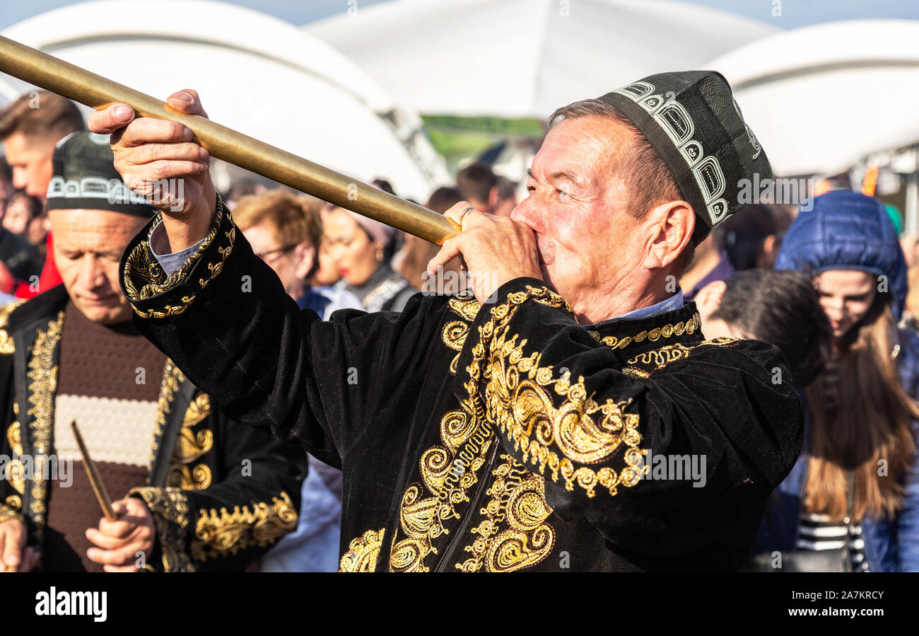 Samara, Russia - Ottobre 5, 2019: etnica uzbeka musicisti di suonare su musicali strumenti folk su le vacanze Foto Stock