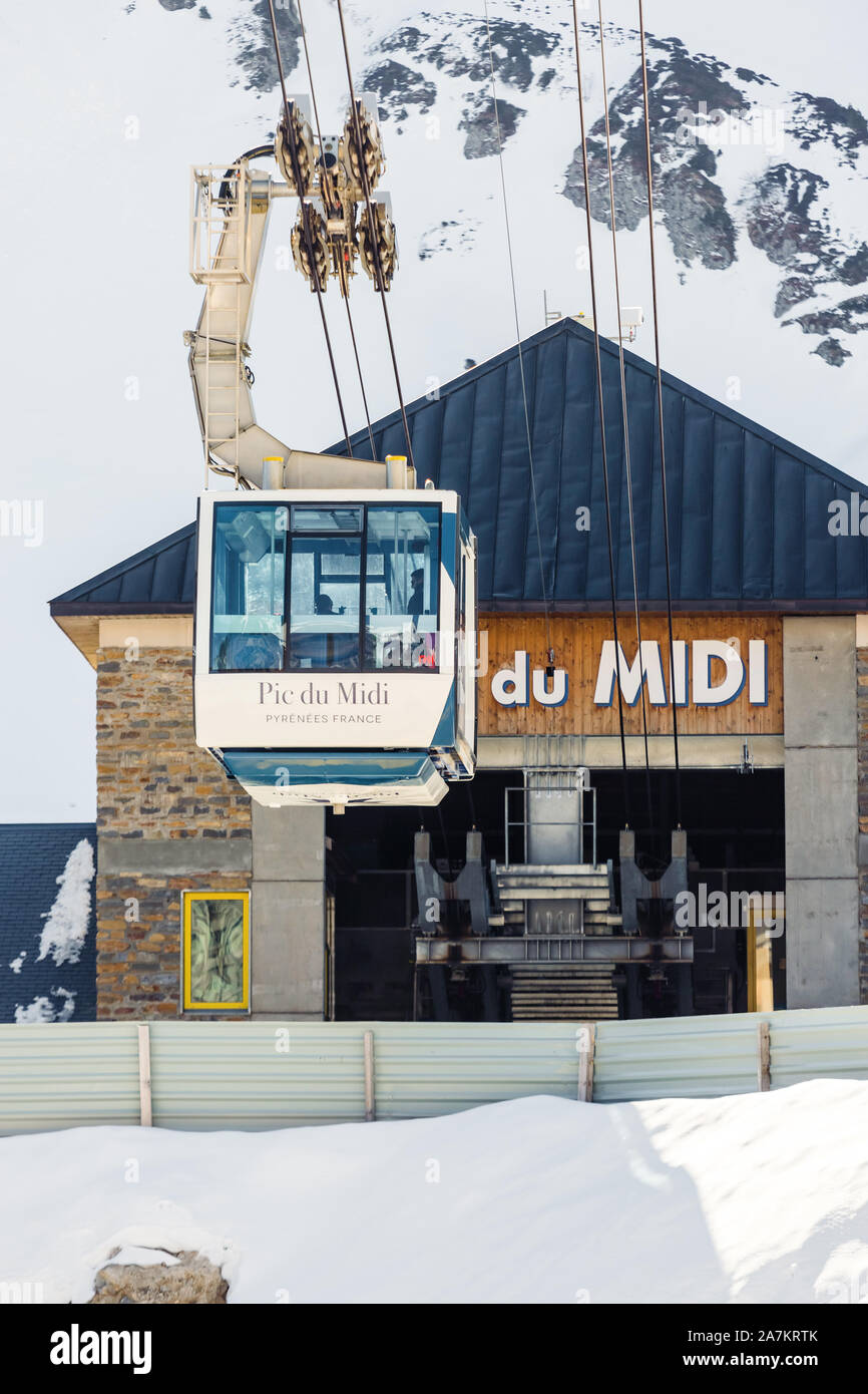 La Mongie, Francia - 21 Marzo 2019:Il cavo auto da La Mongie con turisti all'interno verso il basso dal Pic du Midi ad una altitudine di 2900 metri Foto Stock