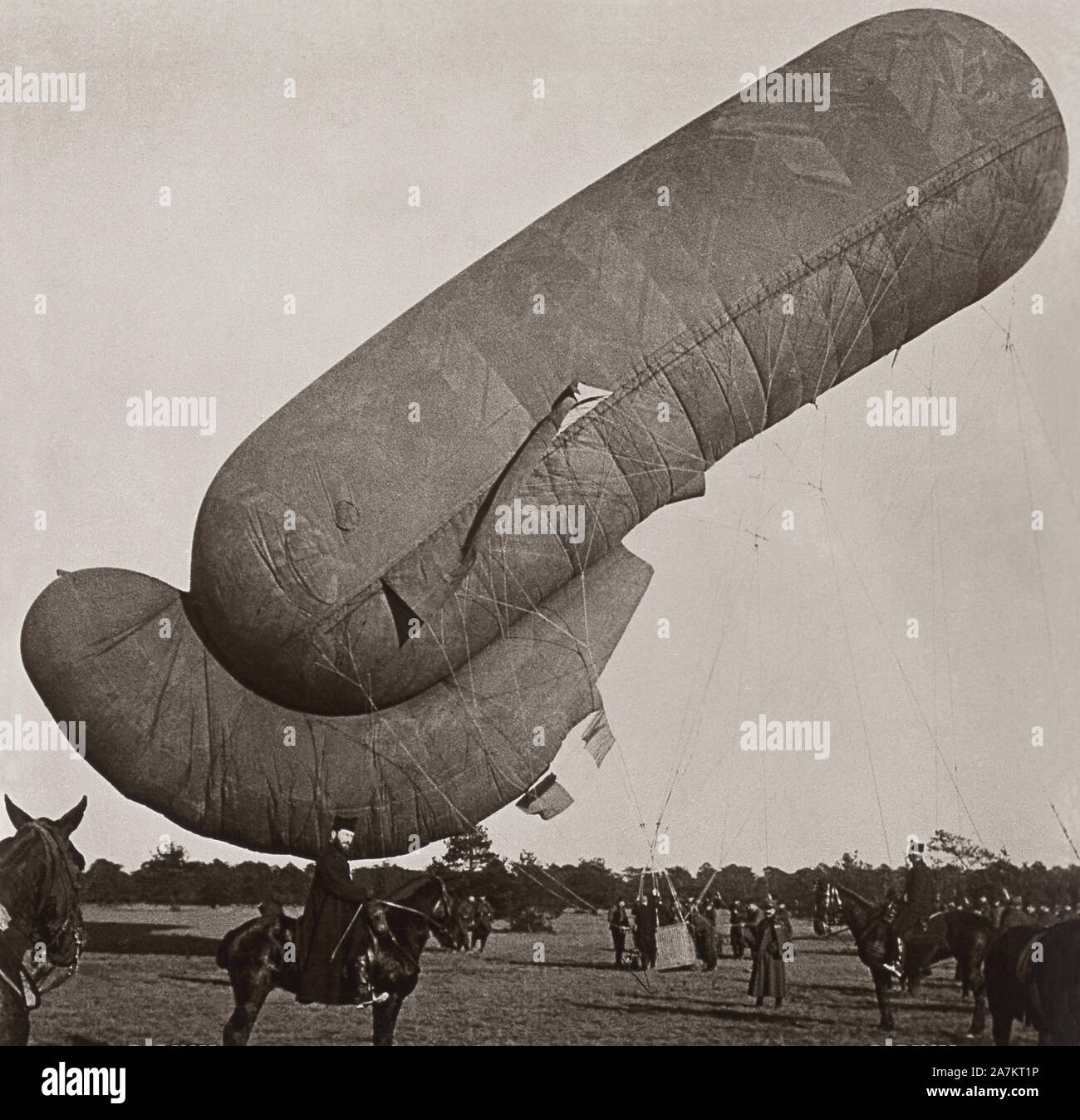 Premiere Guerre mondiale, ballon dirigibili espion allemand pris par l'Armée Francaise. Photographie, 1914-1918, Parigi. Foto Stock