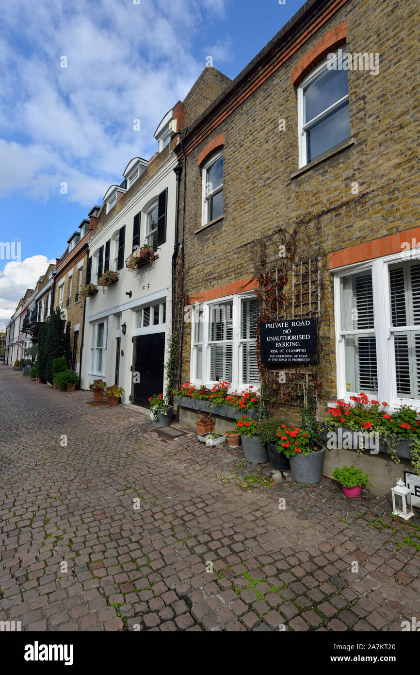 Residenziali a schiera Mews Case Lennox Gardens Mews, Chelsea, London, Regno Unito Foto Stock
