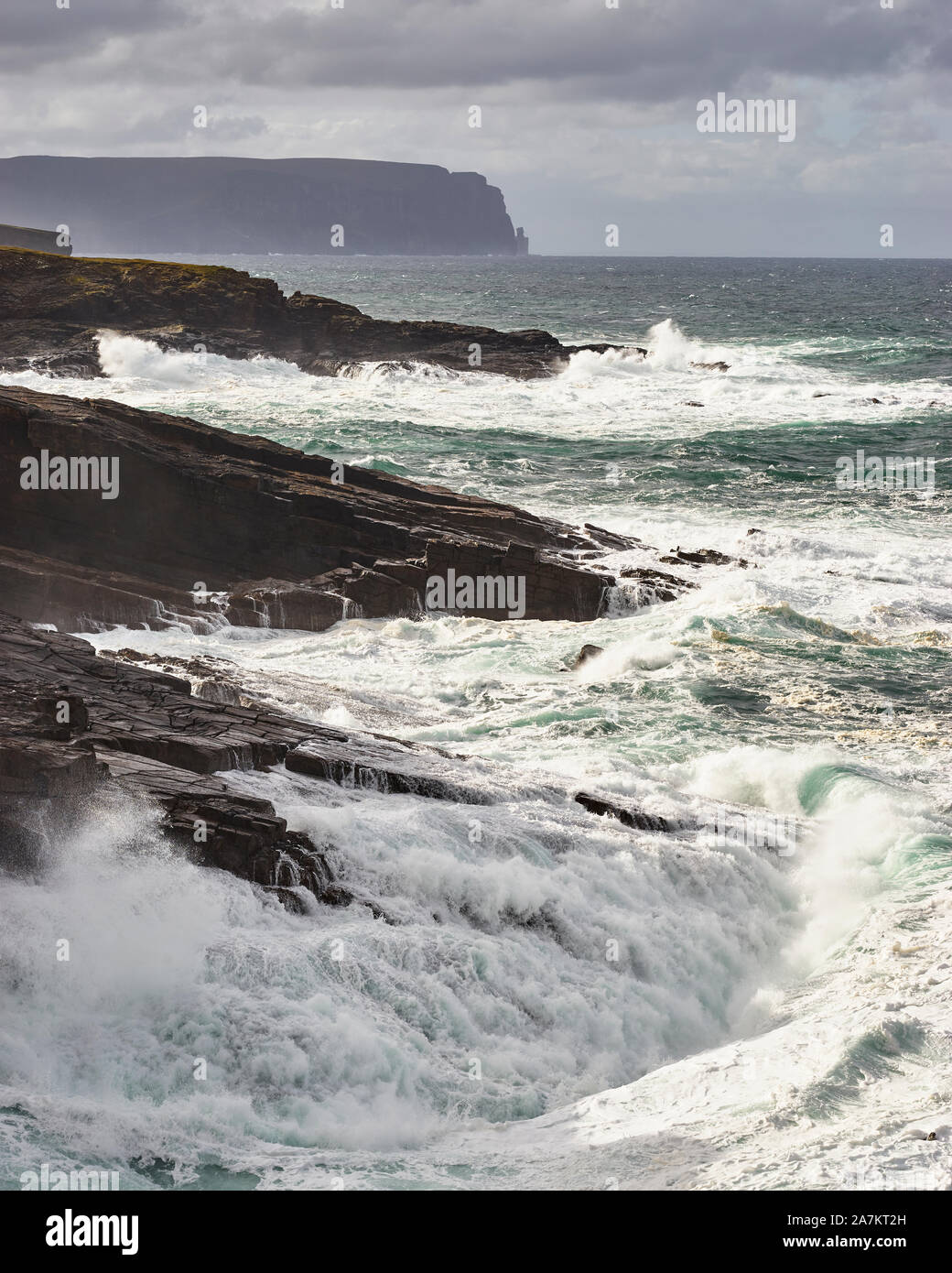 Scogliere e mare mosso a Yesnaby, Continentale, Orkney, Scozia. Hoy a sud Foto Stock