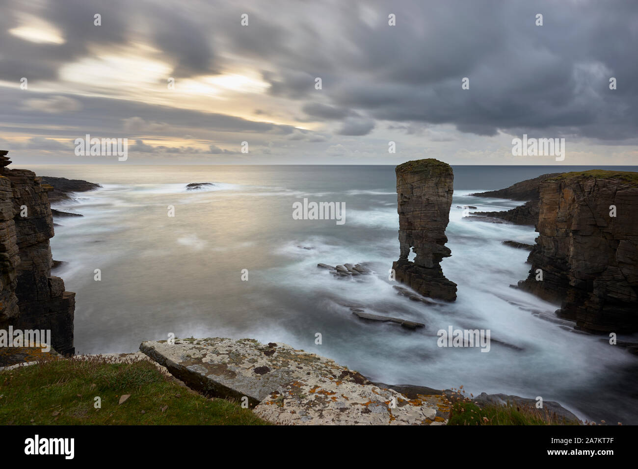 Yesnaby Castello a mare della pila, Yesnaby, Continentale, Orkney, Scozia Foto Stock
