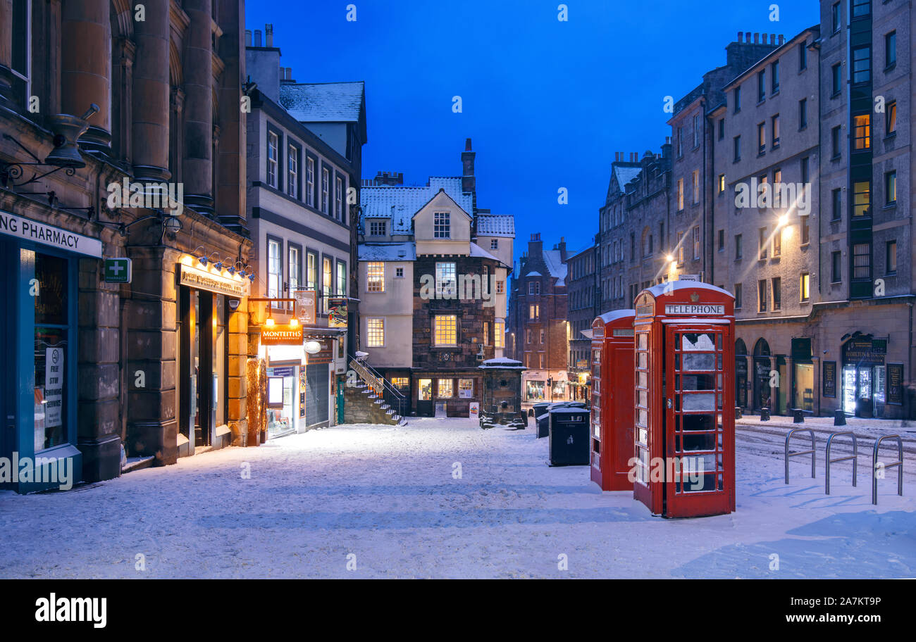 Un inverno scena urbana a Edimburgo, capitale della Scozia Foto Stock