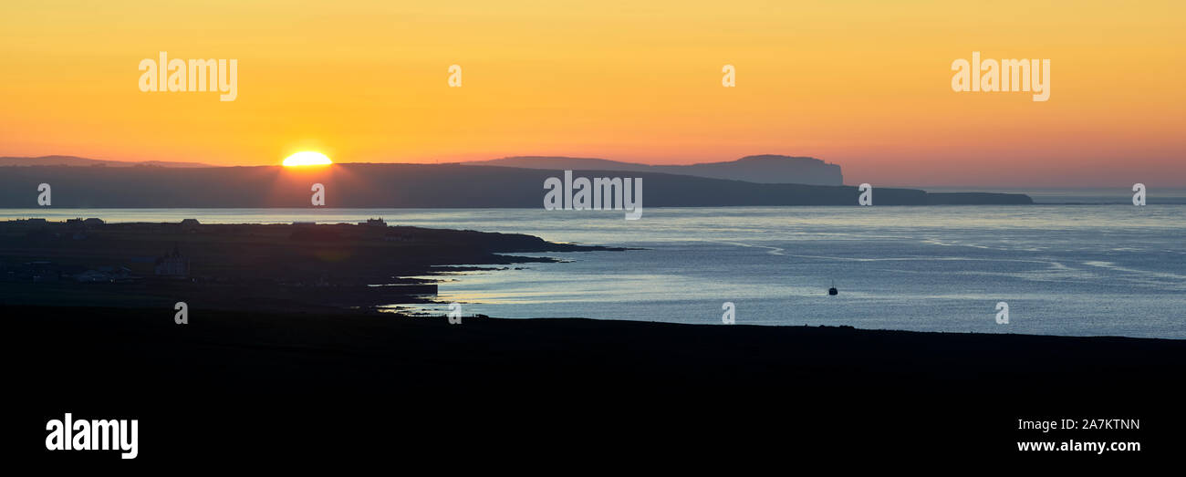 Tramonto sulla testa di Dunnett, visto dalla testa Duncansby, Caithness, Highland, Scozia. Foto Stock