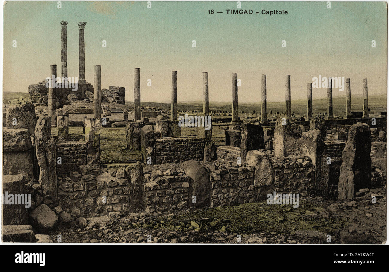 Vue des vestiges du Capitole de la ville romaine de Thamugadi, fondee par Traiano (53-117) EN 100 de notre ere, situee pres de la ville de Timgad, au n Foto Stock