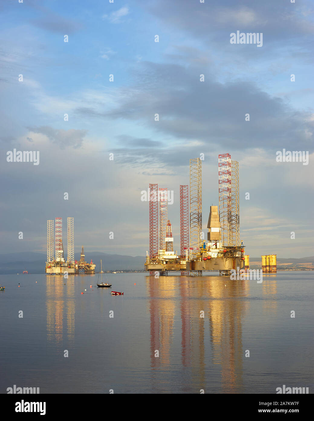 Impianti di trivellazione del petrolio ormeggiato a Cromarty in Cromarty Firth, Highland, Scozia. Foto Stock