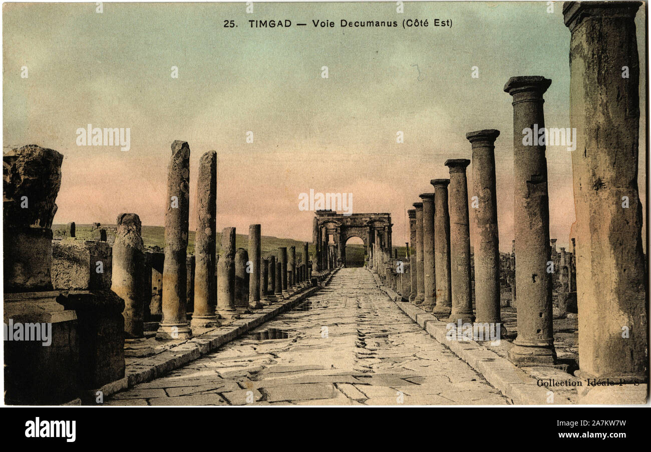 Vue des vestiges de la voie decumanus de la ville romaine de Thamugadi, fondee par Traiano (53-117) EN 100 de notre ere, situee pres de la ville de Tim Foto Stock