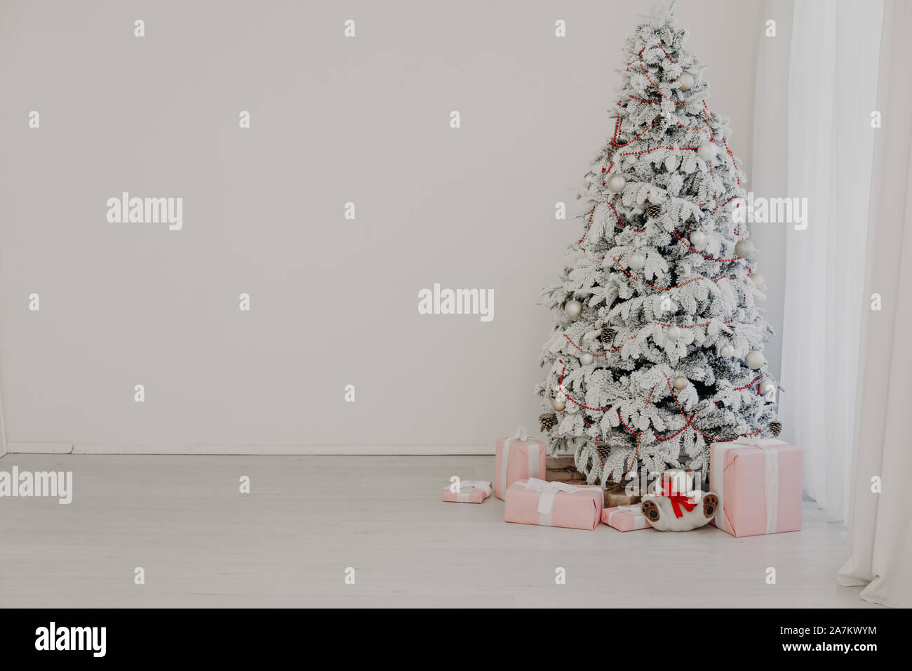 White Christmas tree in konaté con calza-insaccatrici Foto Stock