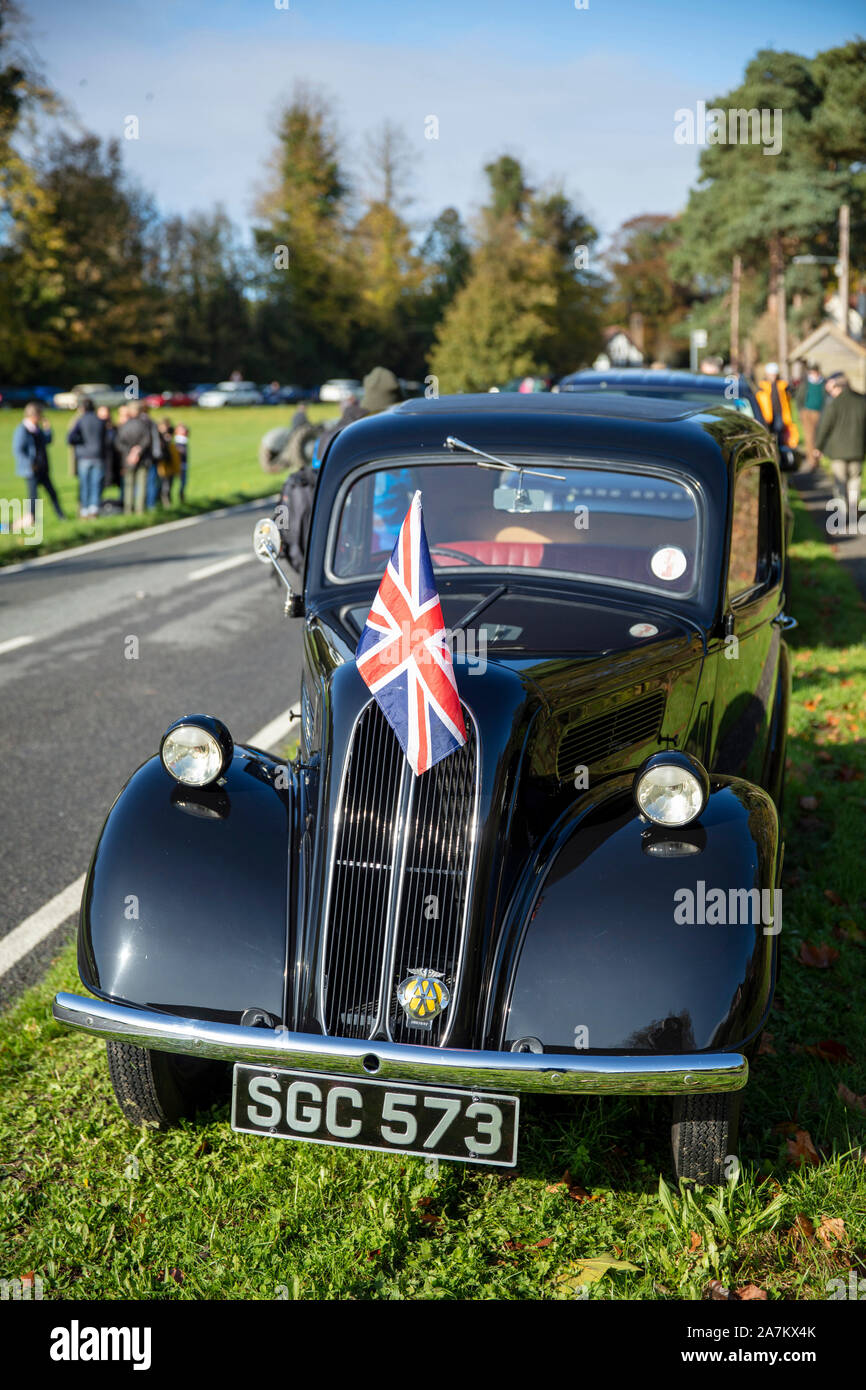 Un auto d'epoca con un Union Jack flag parcheggiato durante la Bonhams Londra a Brighton Veteran Car Run 2019. Foto Stock