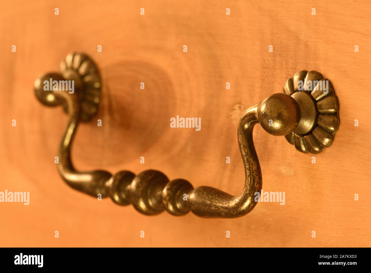 Cassetto Vintage maniglia in ottone. Design antichi sfondo. Foto Stock