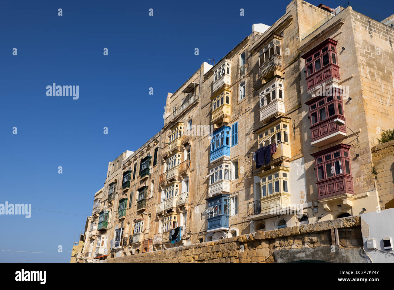 Tradizionali case di maltese con balconi nella città di La Valletta a Malta Foto Stock