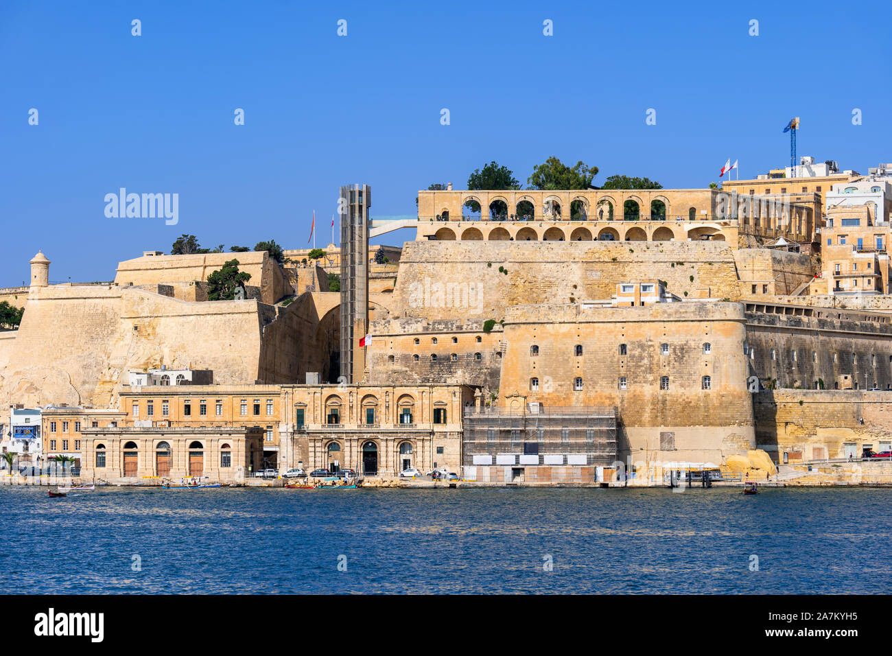 Le fortificazioni di la Valletta a Malta con ascensore per Upper Barrakka Gardens sopra le mura della città, vista dal Grand Harbour. Foto Stock