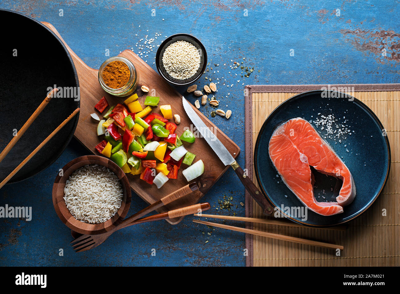 La cottura di cibo Cinese con riso, salmone e verdure Foto Stock