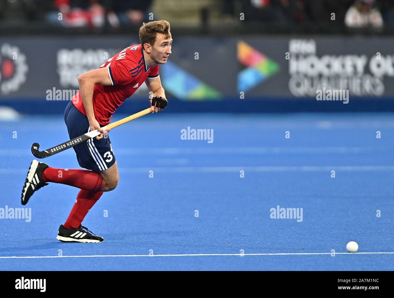 Londra, Regno Unito. 3 novembre 2019. Sarà Calnan (Gran Bretagna). Gran Bretagna v della Malaysia. FIH Mens Olympic hockey qualificatore. Lee Valley hockey e il centro tennis. Stratford. Londra. Regno Unito. Credito Bowden Garry/Sport in immagini/Alamy Live News. Foto Stock