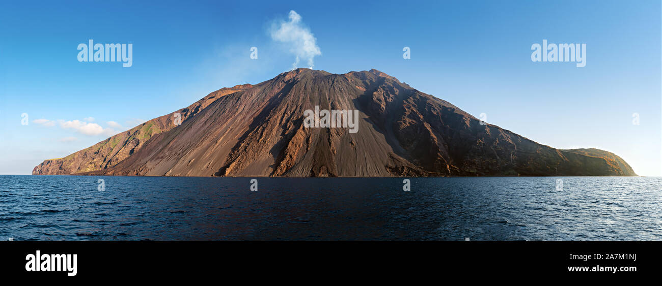 Il vulcano Stromboli in eruzione sul 'Sciara del fuoco' nord ovest, giorno shot, cielo blu di sfondo, scatto panoramico, isole eolians, Sicilia, ital Foto Stock