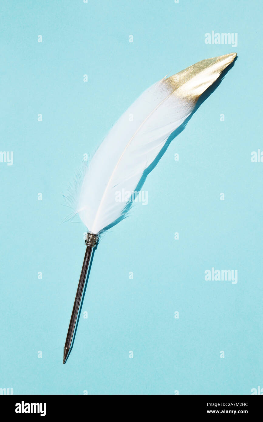 Il bianco e il cappello di oro su sfondo blu Foto Stock