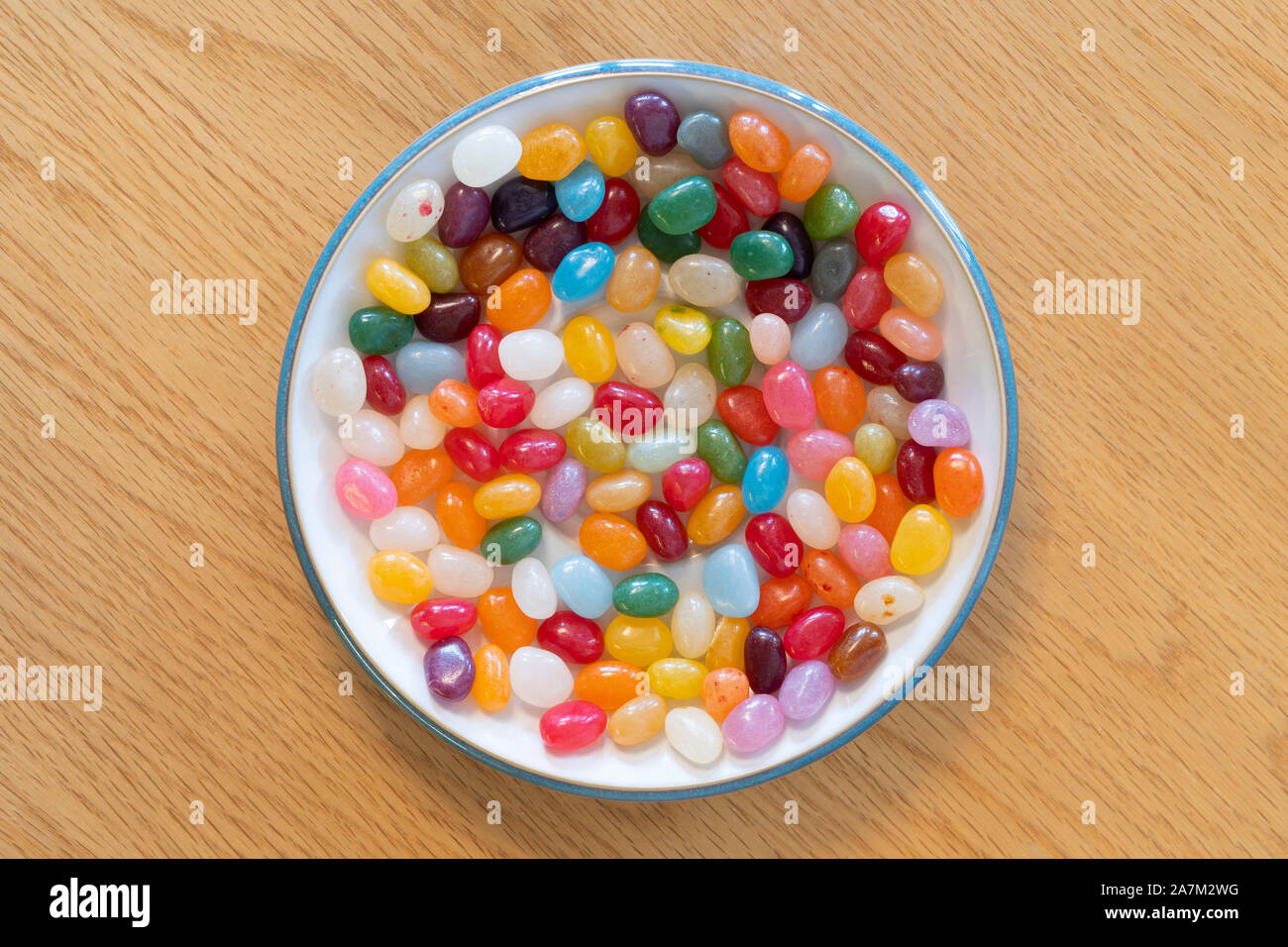 Un assortimento delle colorate jellybeans in un piatto - dolci o caramelle Foto Stock