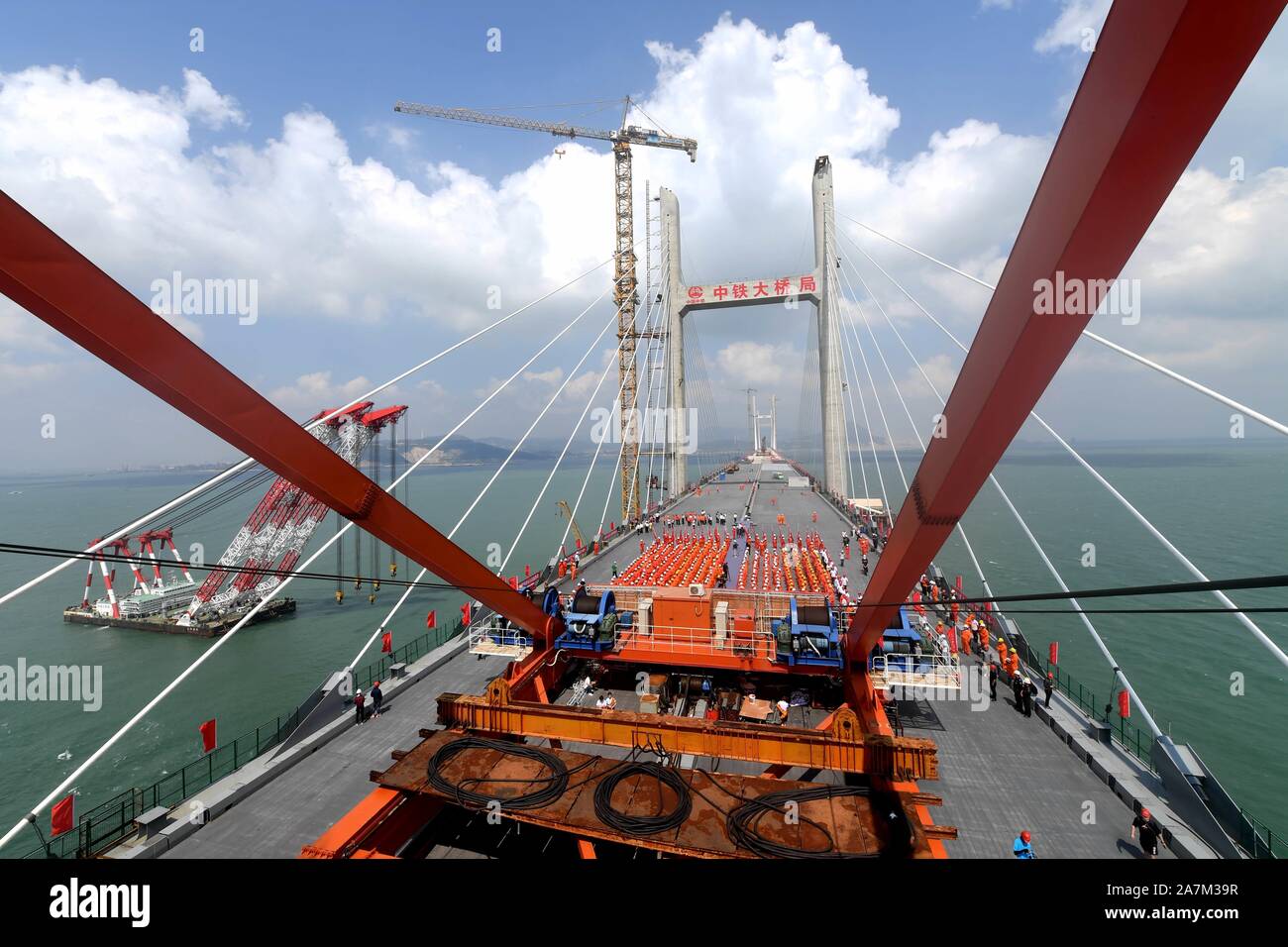 Lavoratori cinesi il lavoro in stretto Pingtan Road-rail Bridge, la più lunga del mondo cross-sea road-rail bridge, nella città di Fuzhou, a sud-est della Cina di Fujian Foto Stock