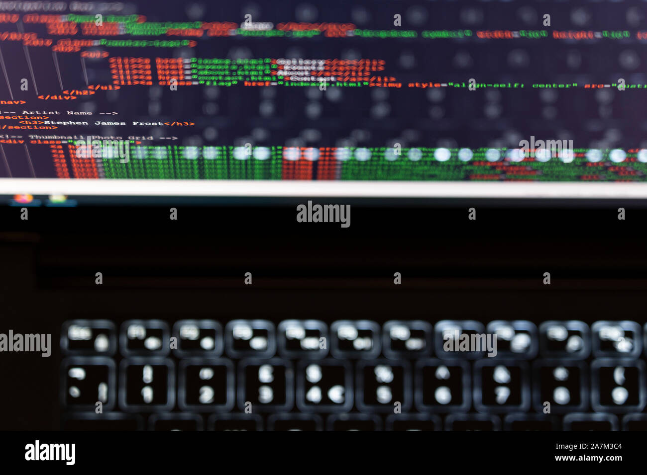 Lo schermo di un computer che mostra la codifica. Concetto - sicurezza informatica, virus hacking e cavalli di troia Foto Stock