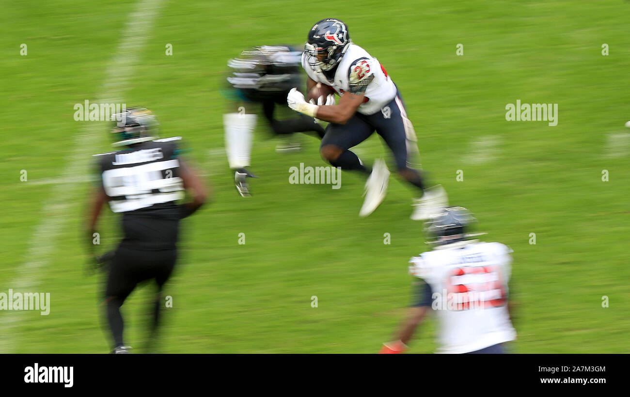 Houston Texans' Carlos Hyde porta la sfera durante la NFL serie internazionale corrisponde allo stadio di Wembley, Londra. Foto Stock