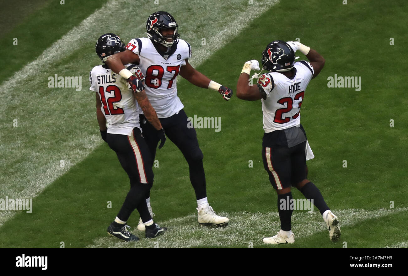 Houston Texans' Darren Fells (centro) celebra il suo punteggio i lati primo touchdown durante la NFL serie internazionale corrisponde allo stadio di Wembley, Londra. Foto Stock