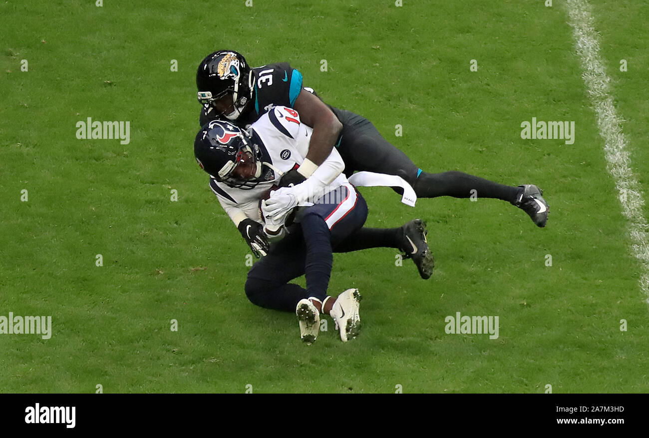 Houston Texans' DeAndre Carter (fondo) viene affrontato in giù da Jacksonville Jaguars Breon bordi durante la NFL serie internazionale corrisponde allo stadio di Wembley, Londra. Foto Stock