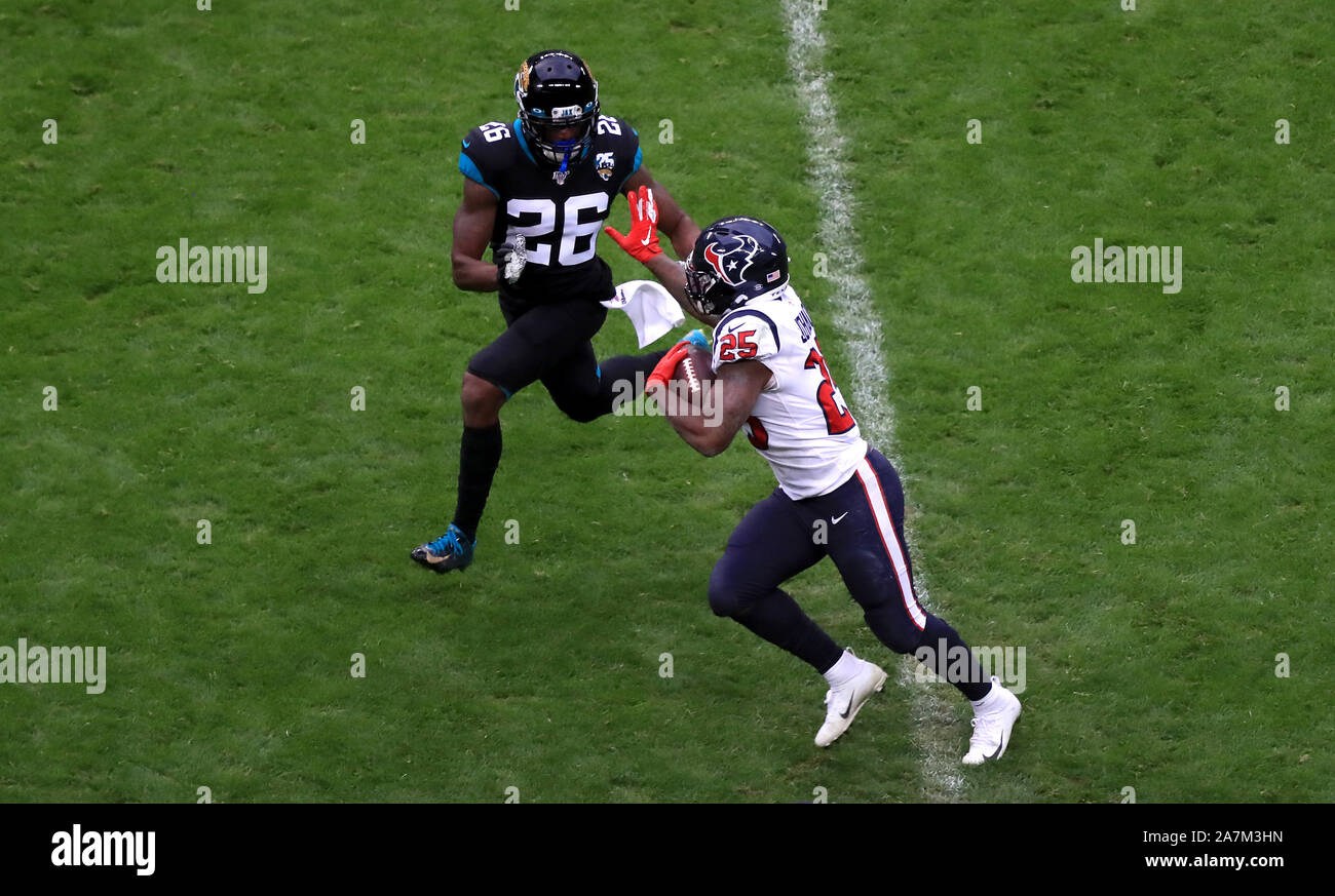 Houston Texans' Duke Johnson (centro) porta la sfera durante la NFL serie internazionale corrisponde allo stadio di Wembley, Londra. Foto Stock